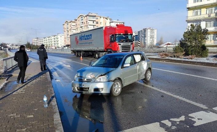 Otomobil Bariyerlere Çarptı