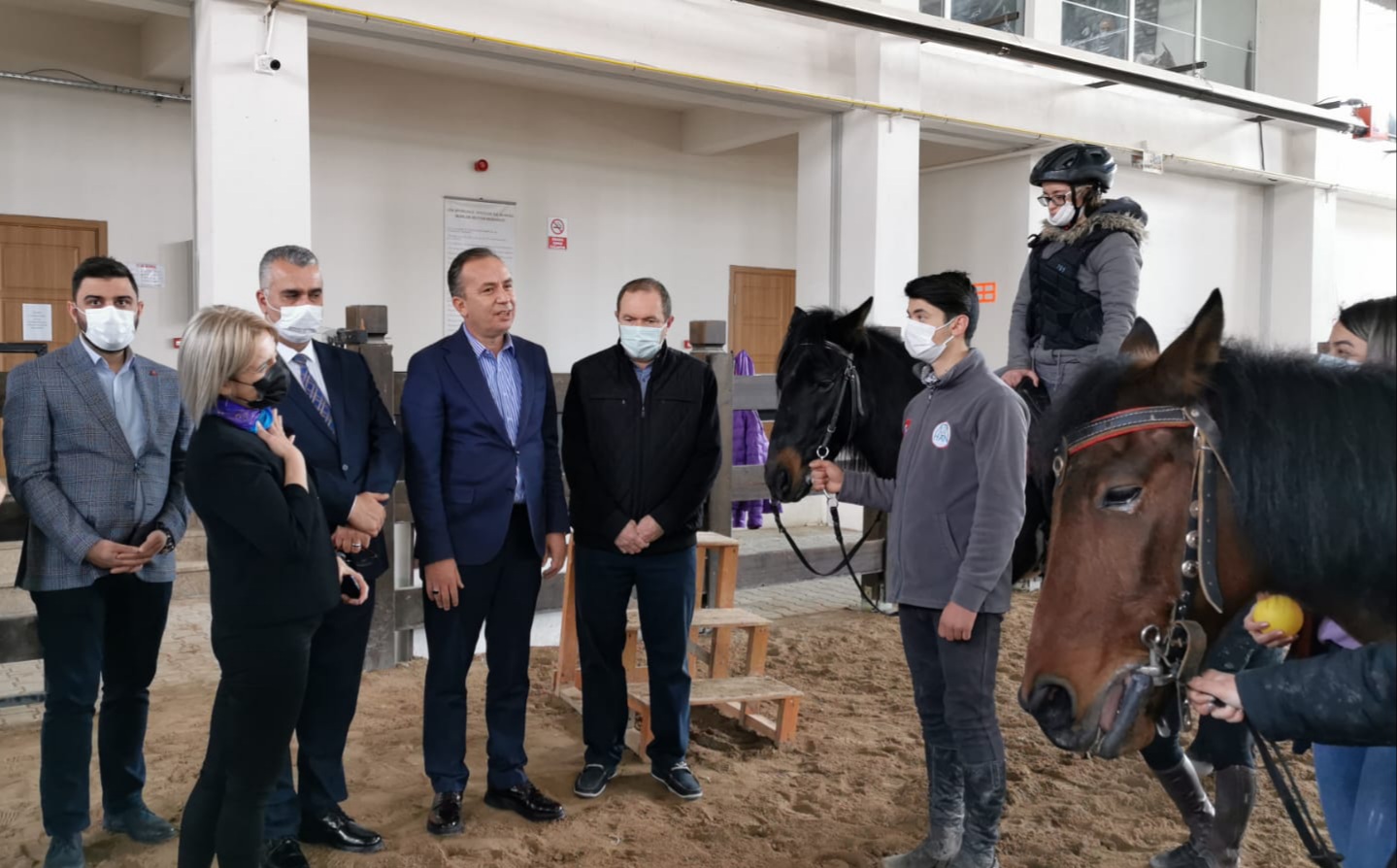 Spastik ve Zihinsel Engelli Çocuklara Atlı Terapi