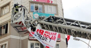 CHP’ nin O Pankartı İndirildi