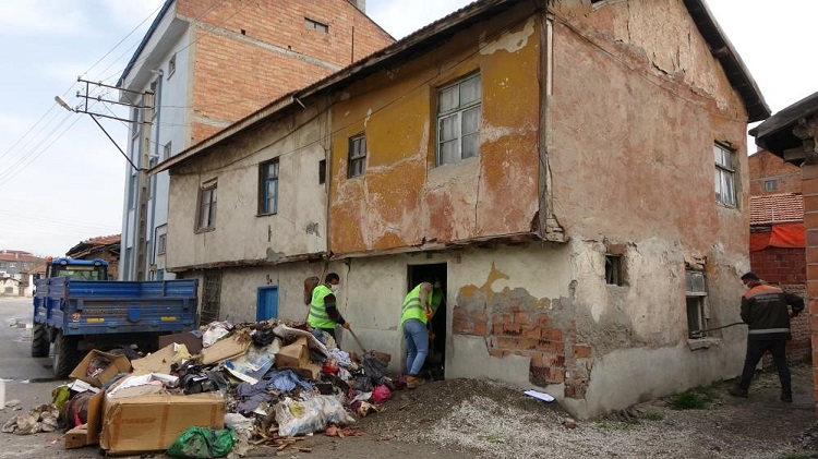 Bu Evden 4 Kamyon Çöp Çıktı