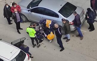 Karşıya Geçmeye Çalışan Kadına Otomobil Çarptı