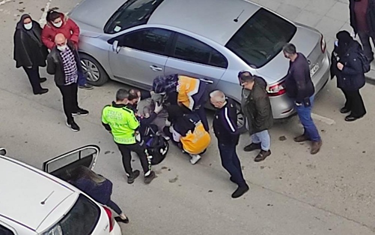 Karşıya Geçmeye Çalışan Kadına Otomobil Çarptı