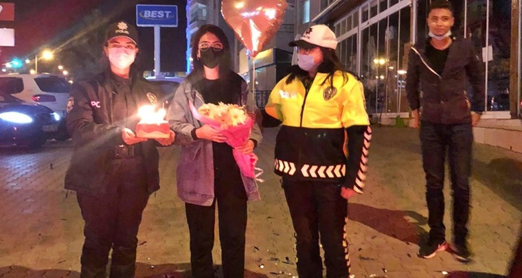 Polis Ekipleri, Genç Kıza Sürpriz Yaptı