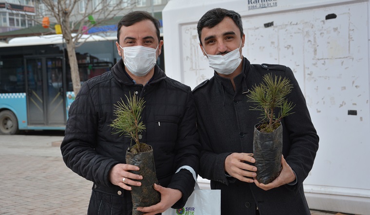 Alaca Belediyesi Fidan Dağıttı