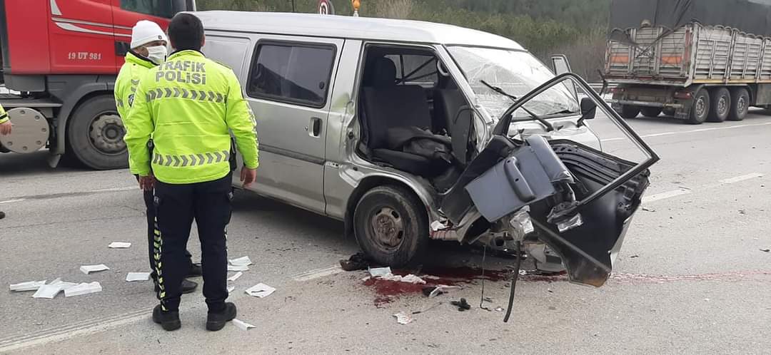 Jeeple Ticari Araç Çarpıştı: 4 Yaralı