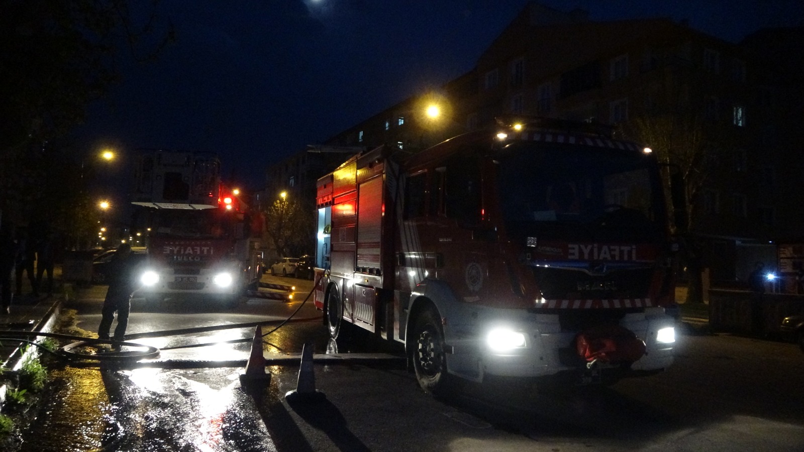 Depoda Çıkan Yangın Apartmana Sıçradı