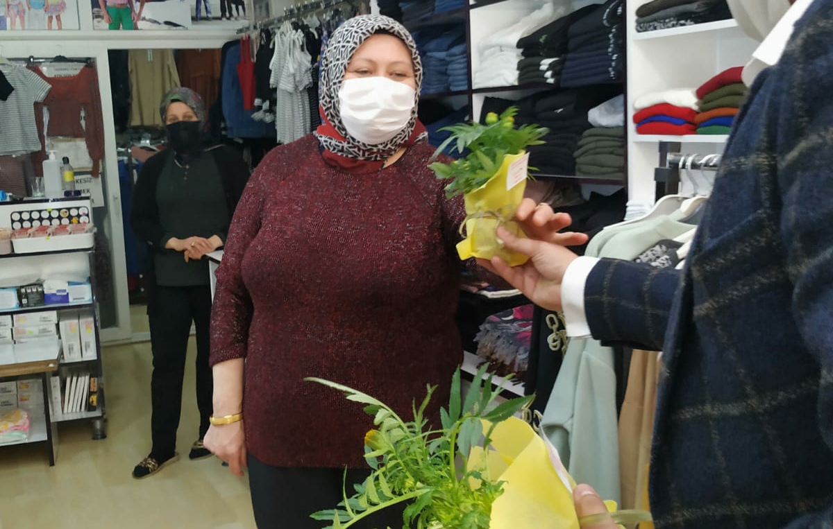 TÜGVA’dan Kadınlara Çiçek