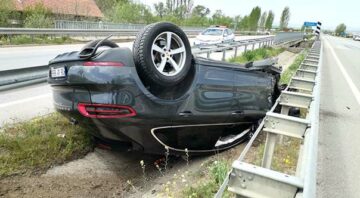 Otomobil Refüje Devrildi