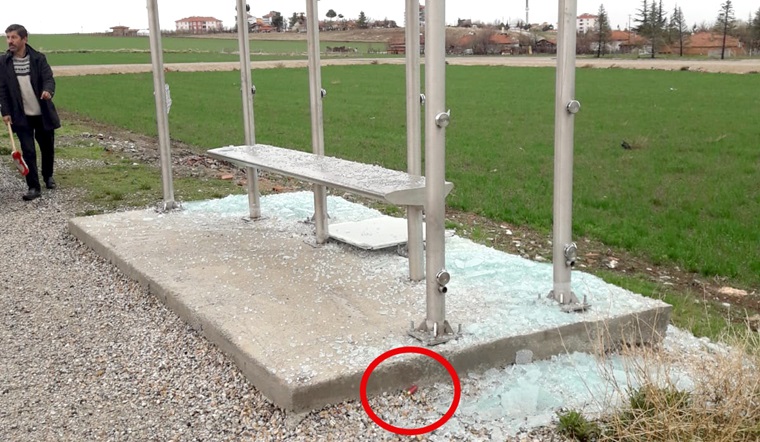 Otobüs Durağına Çirkin Saldırı