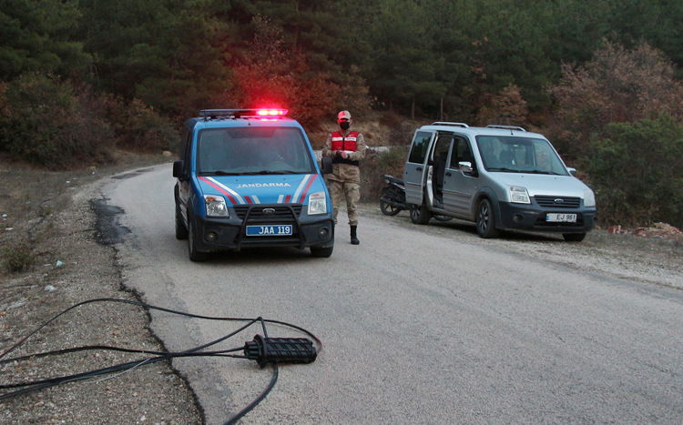 Jandarma Kablo Hırsızlarını Yakaladı