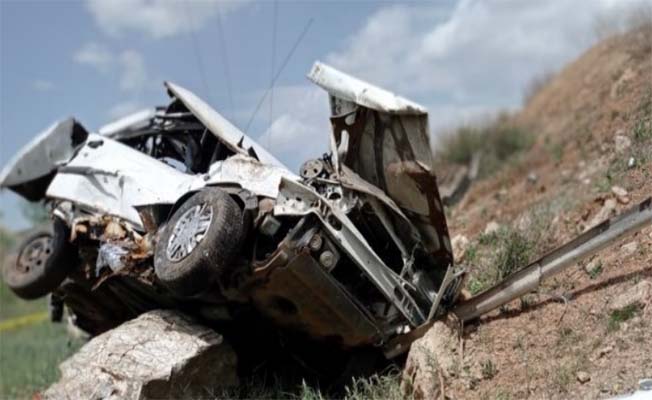 Kaya Parçasına Çarparak Durdu: 3 Yaralı