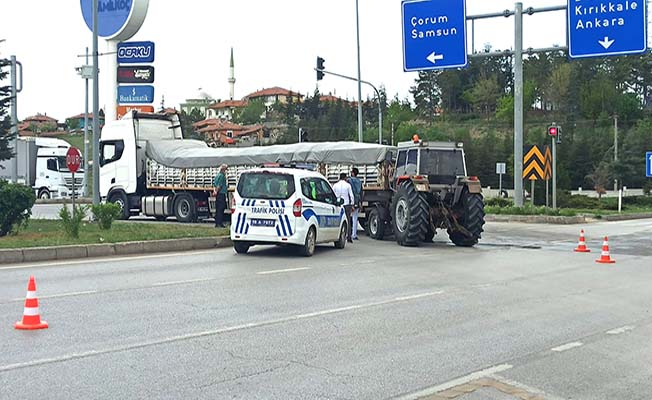 Traktör TIR’a Arkadan Çarptı