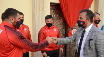 Güreşçileri Şampiyonaya Uğurladı