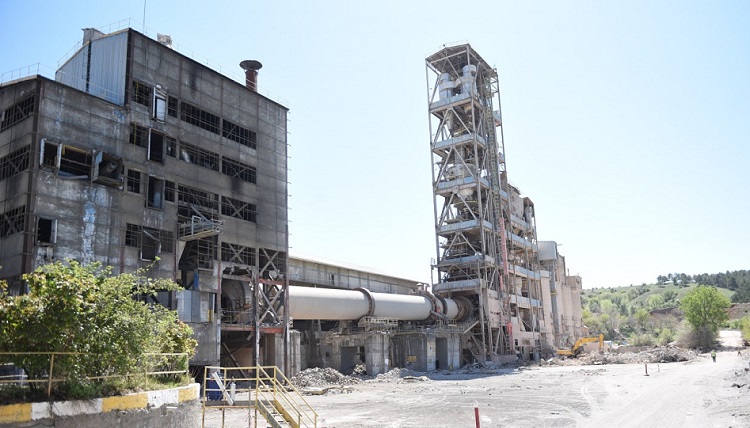 Çimento Fabrikasında Söküm Başladı