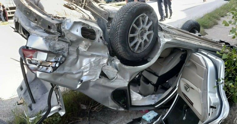 Otomobil Su Kanalına Devrildi:4 Yaralı