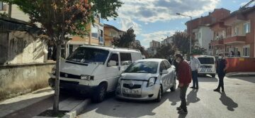 Otomobil İle Minibüs Çarpıştı