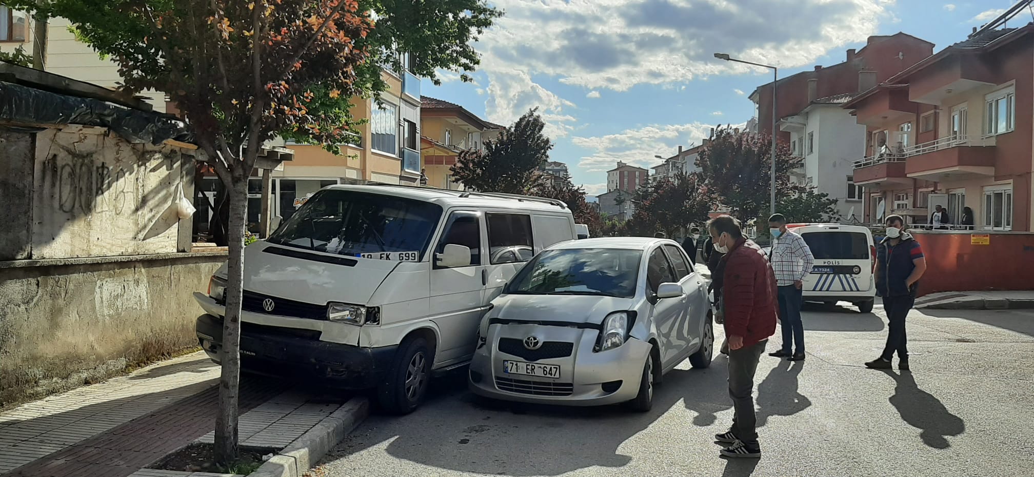 Otomobil İle Minibüs Çarpıştı