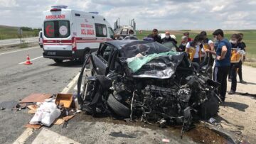 Otomobil Karşı Şeritte Tıra Çarptı: 1 Ölü, 2 Yaralı