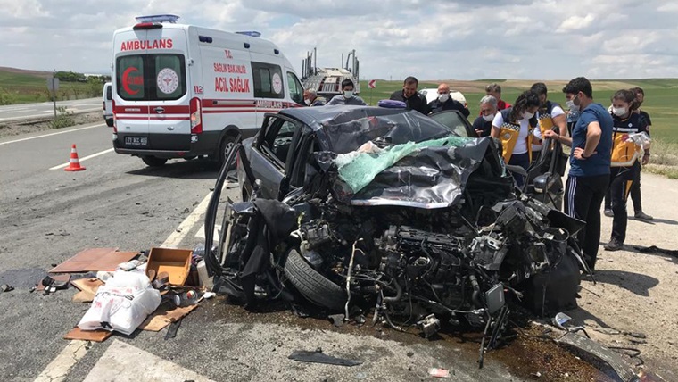 Otomobil Karşı Şeritte Tıra Çarptı: 1 Ölü, 2 Yaralı