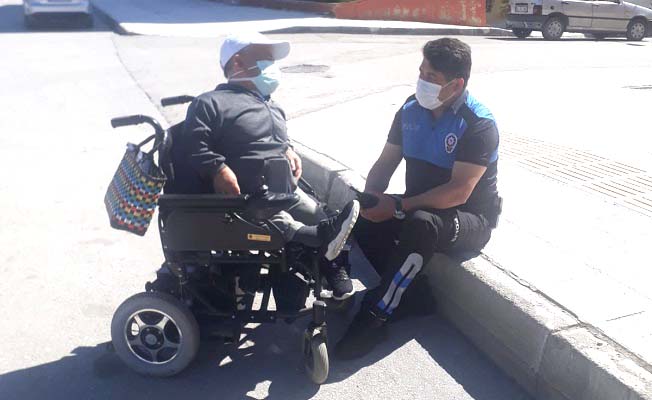 Canı Sıkıldı, Polisle Sohbet Etti