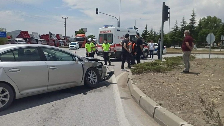 Kavşakta 2 Otomobil Çarpıştı