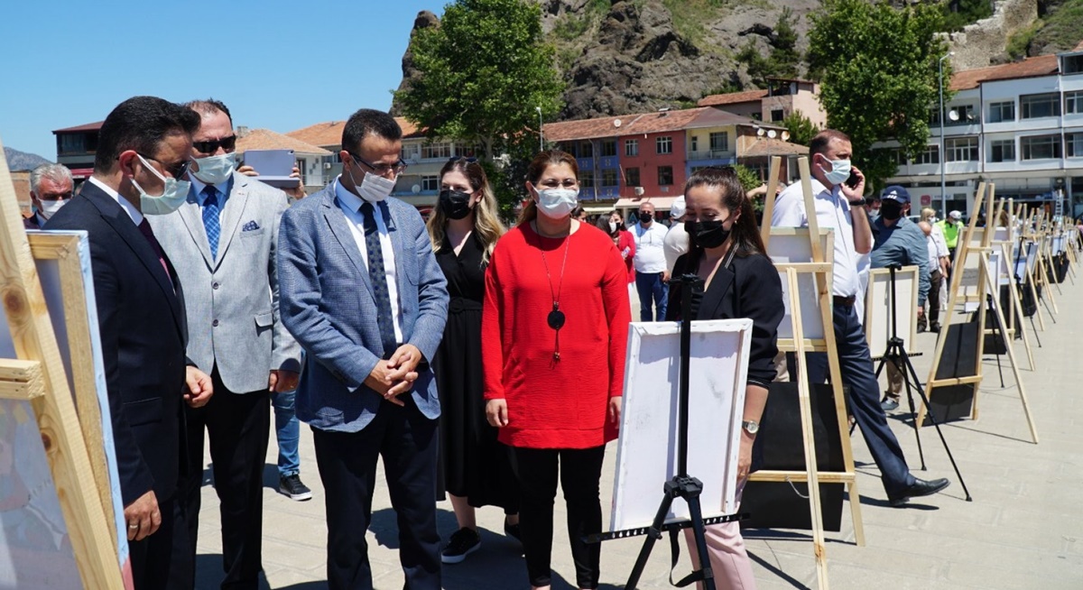 Tarihi Köprüde Yıl Sonu Sergisi Açıldı