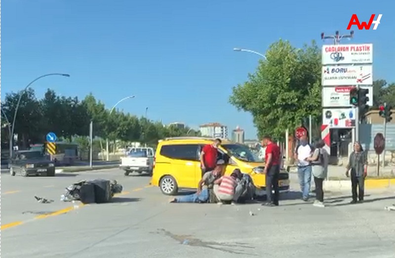 Kurye Motosiklet Ticari Araca Çarptı