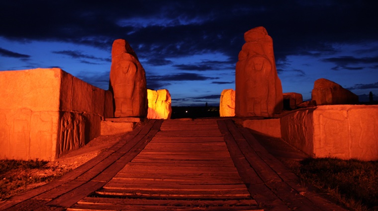 Alacahöyük Kırmızıya Büründü