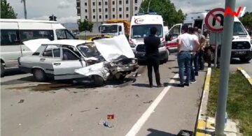 Otomobil İle Minibüs Çarpıştı : 5 Yaralı