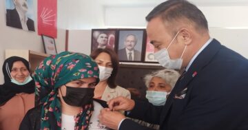 CHP, Ortaköy’de Yeni Üyelere Rozet Taktı