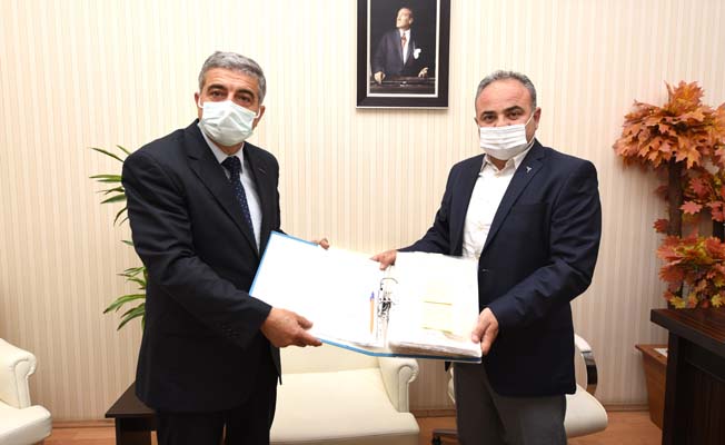 Yıllar Boyu Derlediği Arşivini Belediyeye Bağışladı