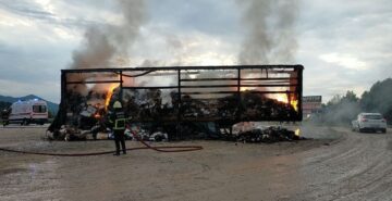 Tekstil ve Kozmetik Ürünleri Yüklü Tır Yandı