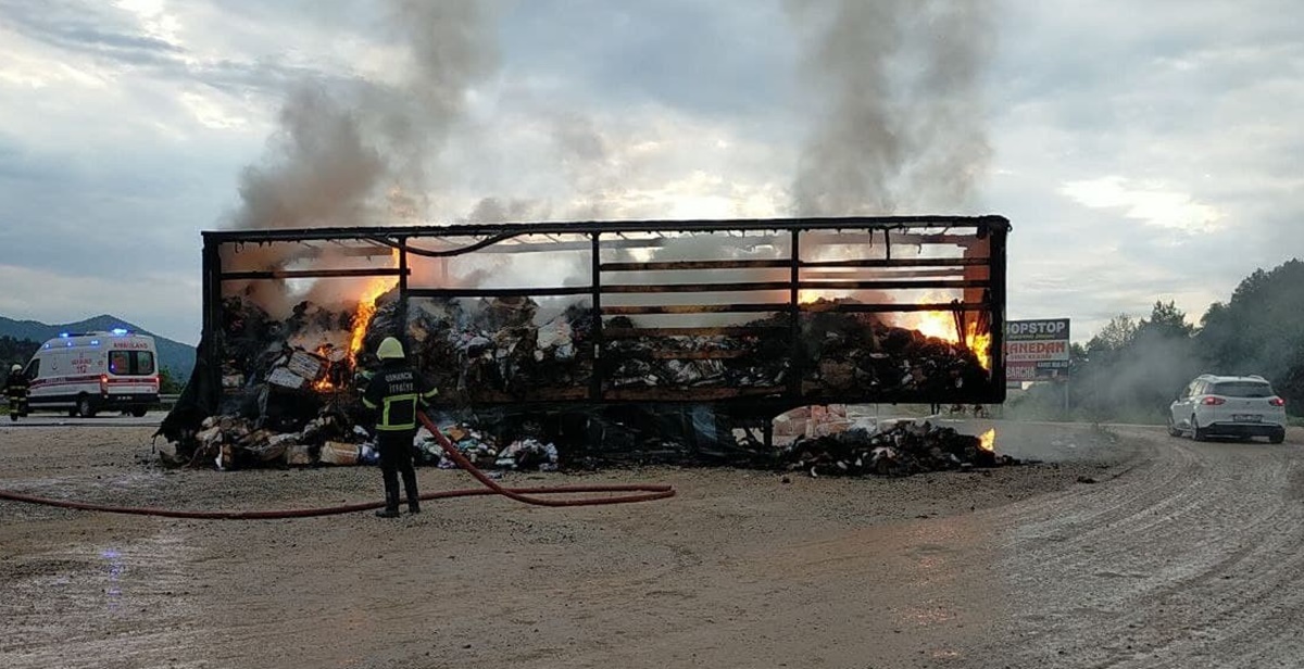 Tekstil ve Kozmetik Ürünleri Yüklü Tır Yandı
