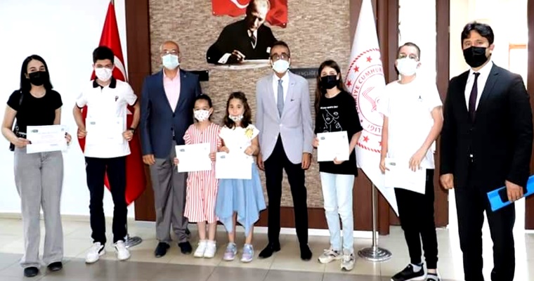 Birinciye Üç Ödül Birden