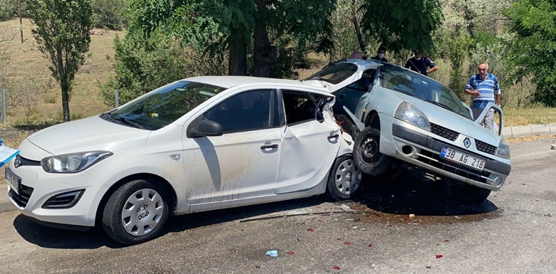 Otomobile Arkadan Çarptı