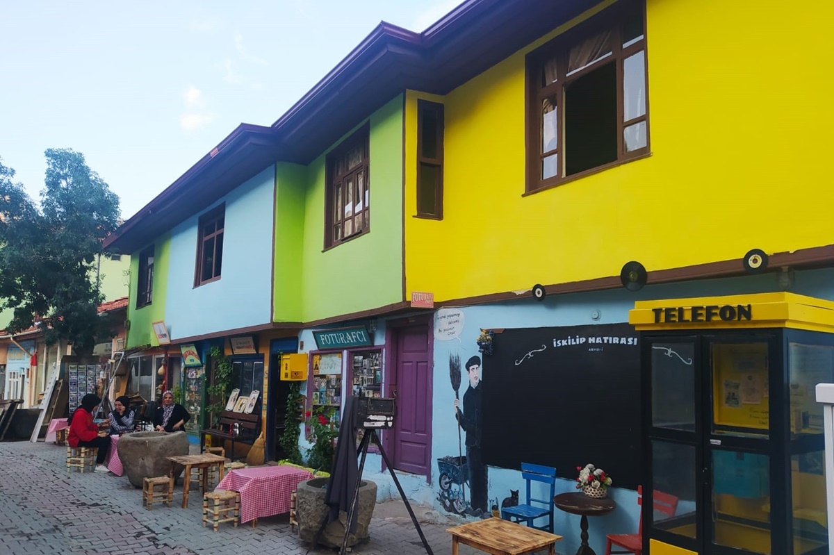 Bu Sokak Tarih Kokuyor