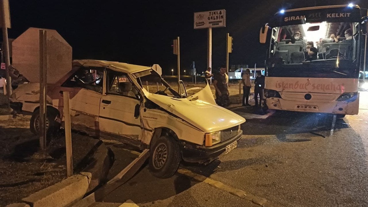 Yolcu Otobüsü ile Otomobil Çarpıştı