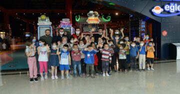 Mevsimlik İşçilerin Çocuklarını Doyasıya Eğlendi