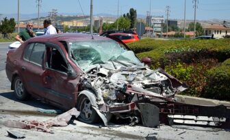 Otomobil TIR’a Arkadan Çarptı : 1 Yaralı