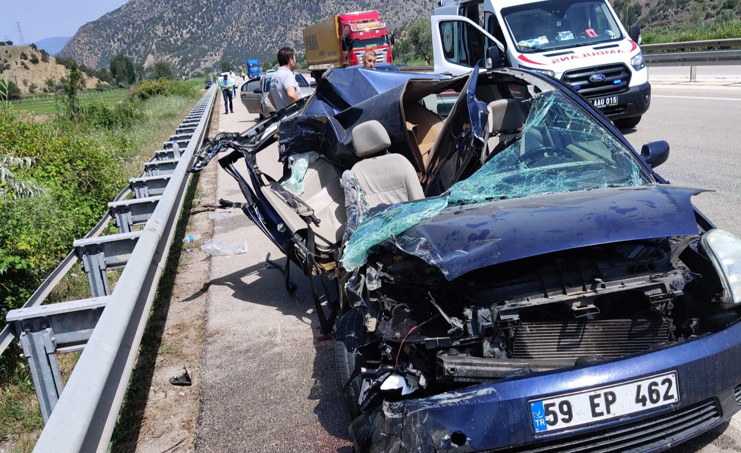 Otomobil TIR’a Çarptı: 1 Ölü, 2 Yaralı