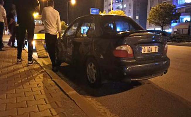 TIR, Otomobille Çarpıştı: 1 Yaralı