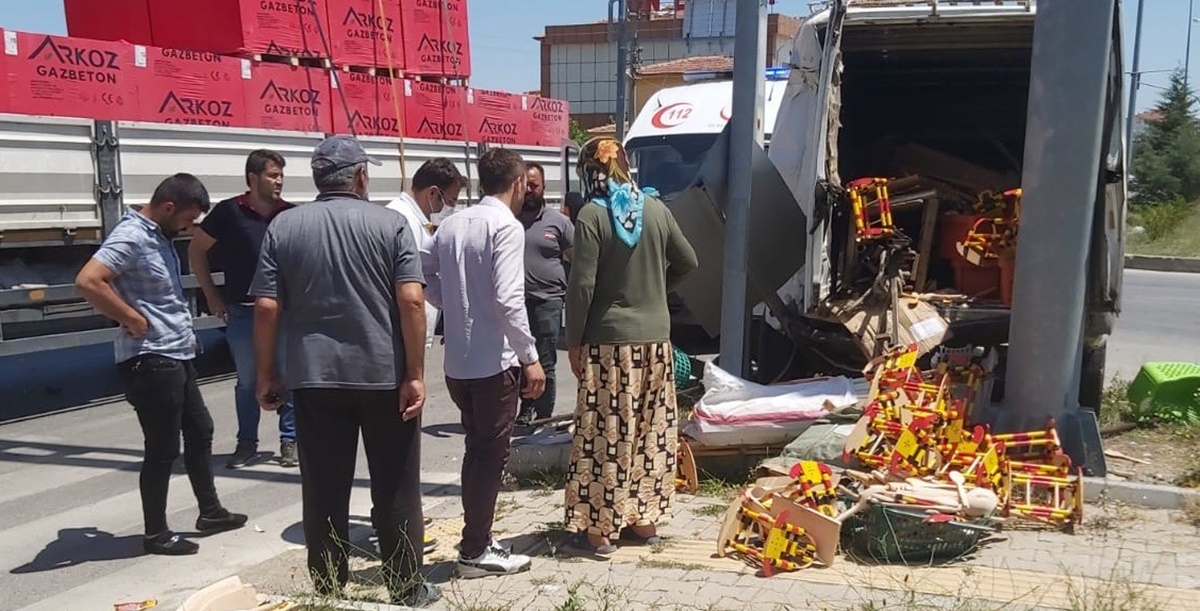 Sungurlu’da TIR ile Minibüs Çarpıştı