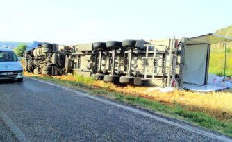 Tavuk Yüklü TIR Devrildi