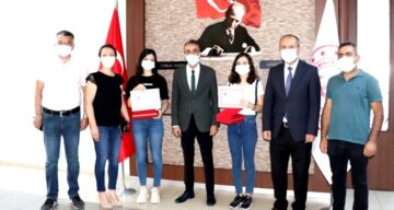 Kodek, YKS’de Dereceye Giren Öğrencilere Plaket Verdi