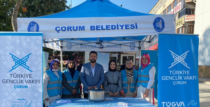 TÜGVA’lı Bayanlar Aşure Dağıttı