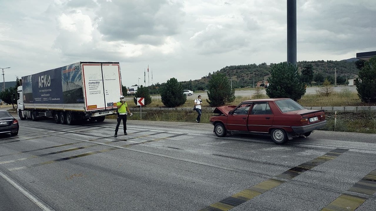 Otomobil, Tıra Çarptı: 1 Yaralı