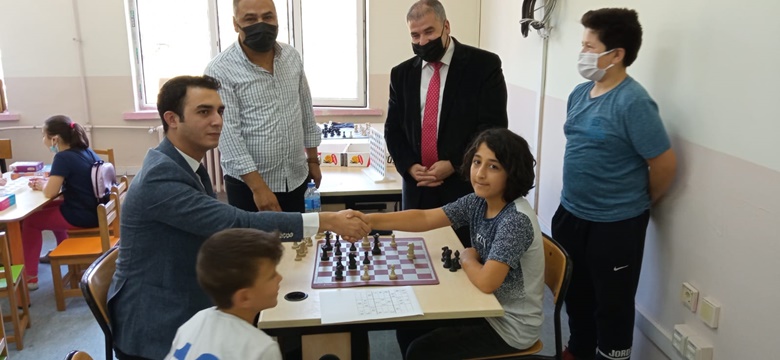 Dodurga Kaymakamı Ayaz, Öğrencilerle Satranç Oynadı