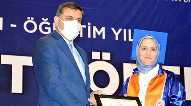 3 Çocuk Annesi Üniversiteyi Birinci Bitirdi