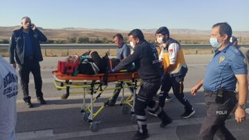 Otomobil ile Traktör Çarpıştı : 3 Yaralı