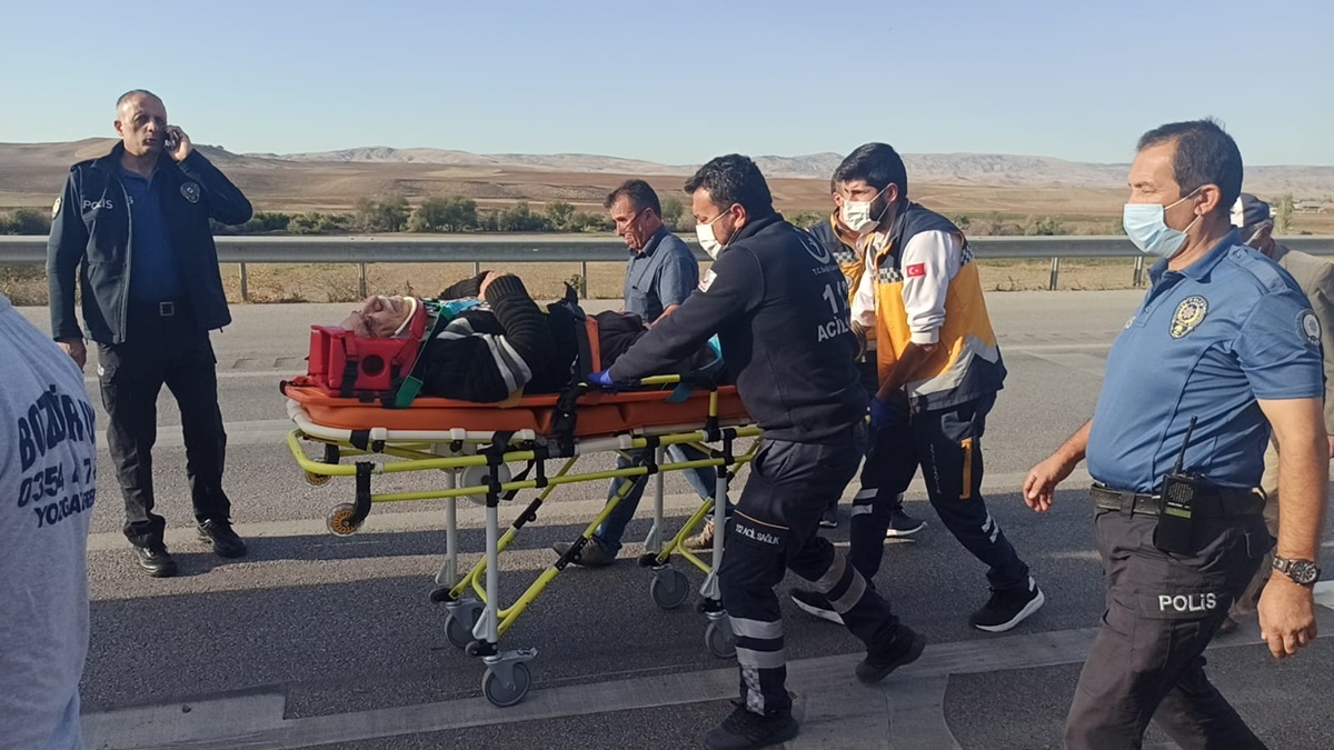 Otomobil ile Traktör Çarpıştı : 3 Yaralı